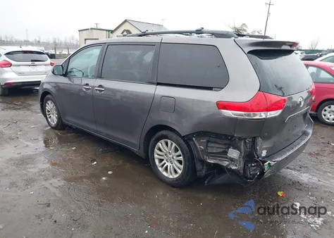 2014 Toyota Sienna Xle V6 8 Passenger z USA, uszkodzony, nr VIN 5TDYK3DC9ES478537